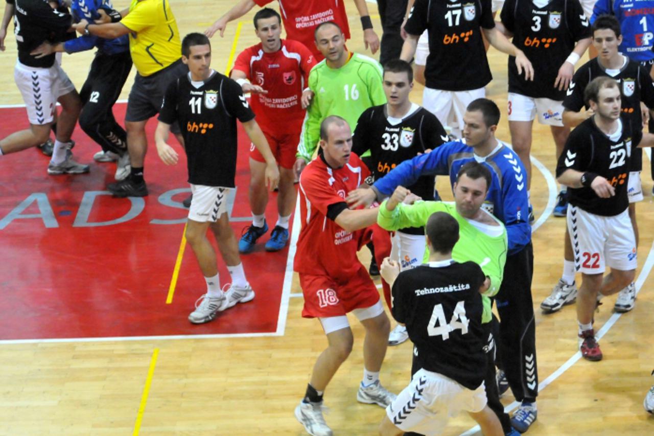 \'BiH,14.10.11. Mostar,Dvorana  Bijeli brijeg, Prvenstvena utakmica   Zrinjski - Krivaja 26-25  golman krivaje udara igraca zrinjskog poslije utakmice Photo:Stojan Lasic\'