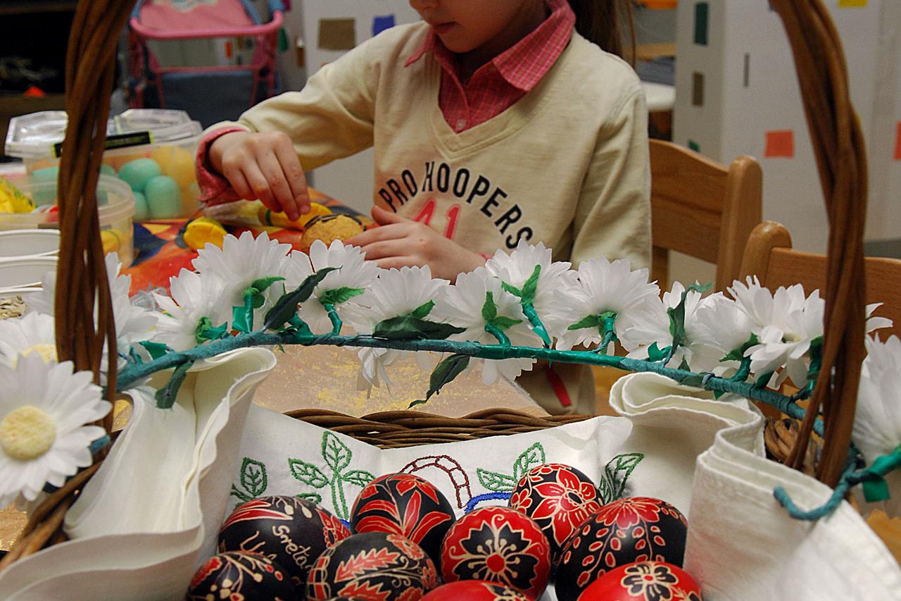 02. 04. 2009.,Zagreb - Vrtic Travno,Bozidara Magovca 105,djeca s tetama rade uskrsnje ukrase (MOLIMO ZAMAGLITI DJECJA LICA) Photo: Zeljko Hladika/Vecernji list