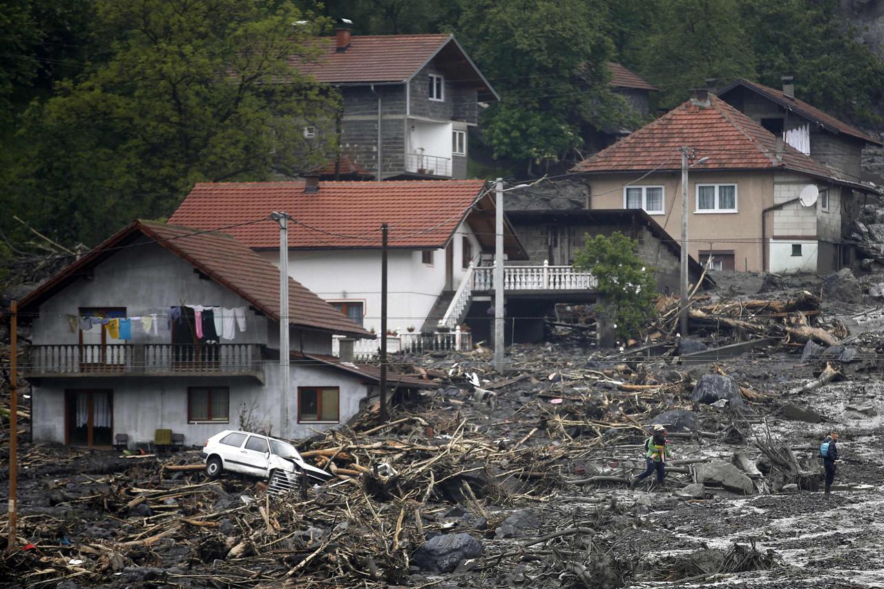 People evacuate from their flooded houses in Topcic Polje, near Zepce May 16, 2014. The heaviest rains and floods in 120 years have hit Bosnia and Serbia, killing five people, forcing hundreds out of their homes and cutting off entire towns. REUTERS/Dado 