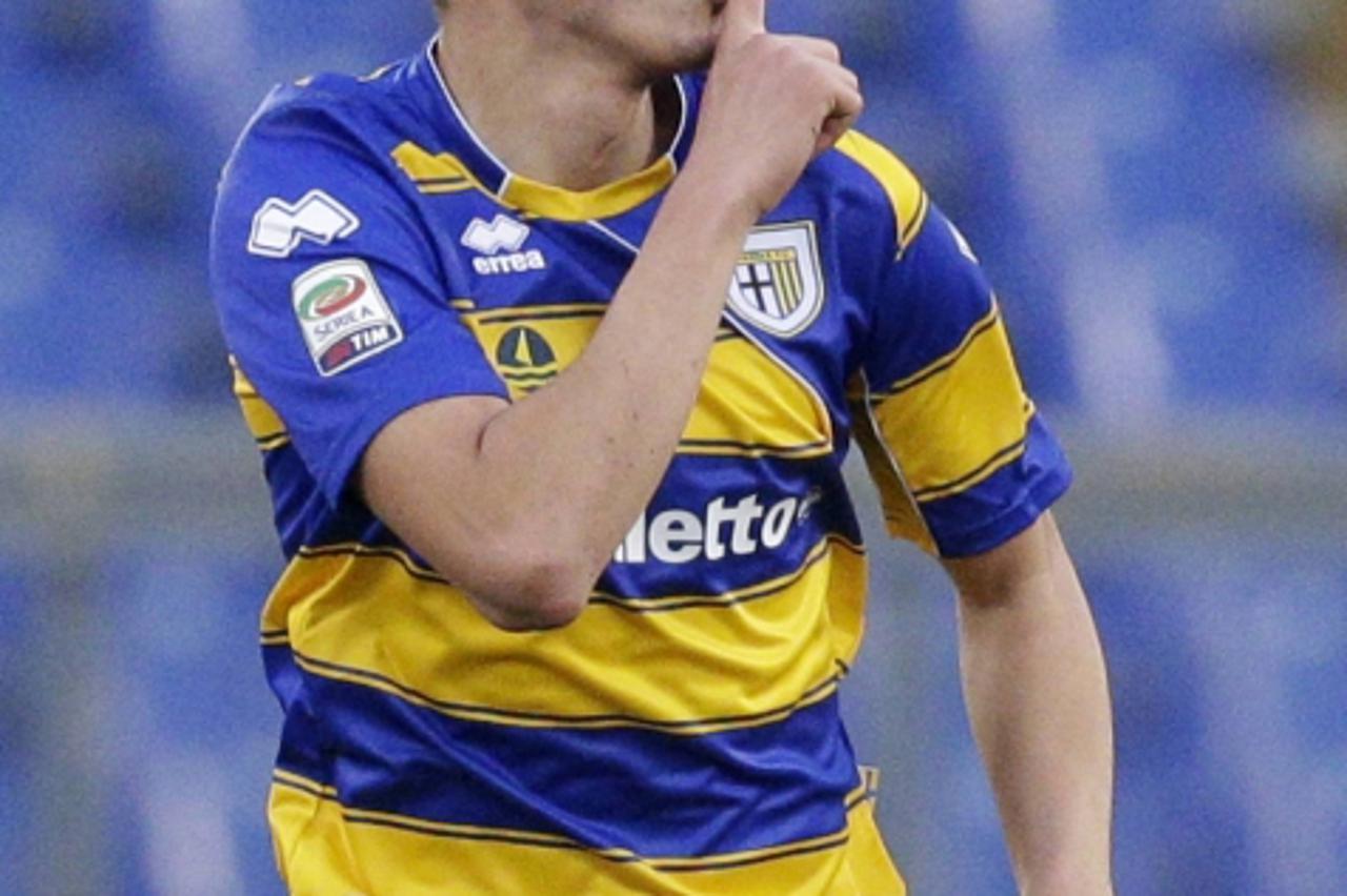 'Parma\'s Ishak Belfodil celebrates after scoring a goal against SS Lazio during their Italian Serie A soccer match at the Olympic stadium in Rome December 2, 2012. REUTERS/Max Rossi (ITALY - Tags: SP