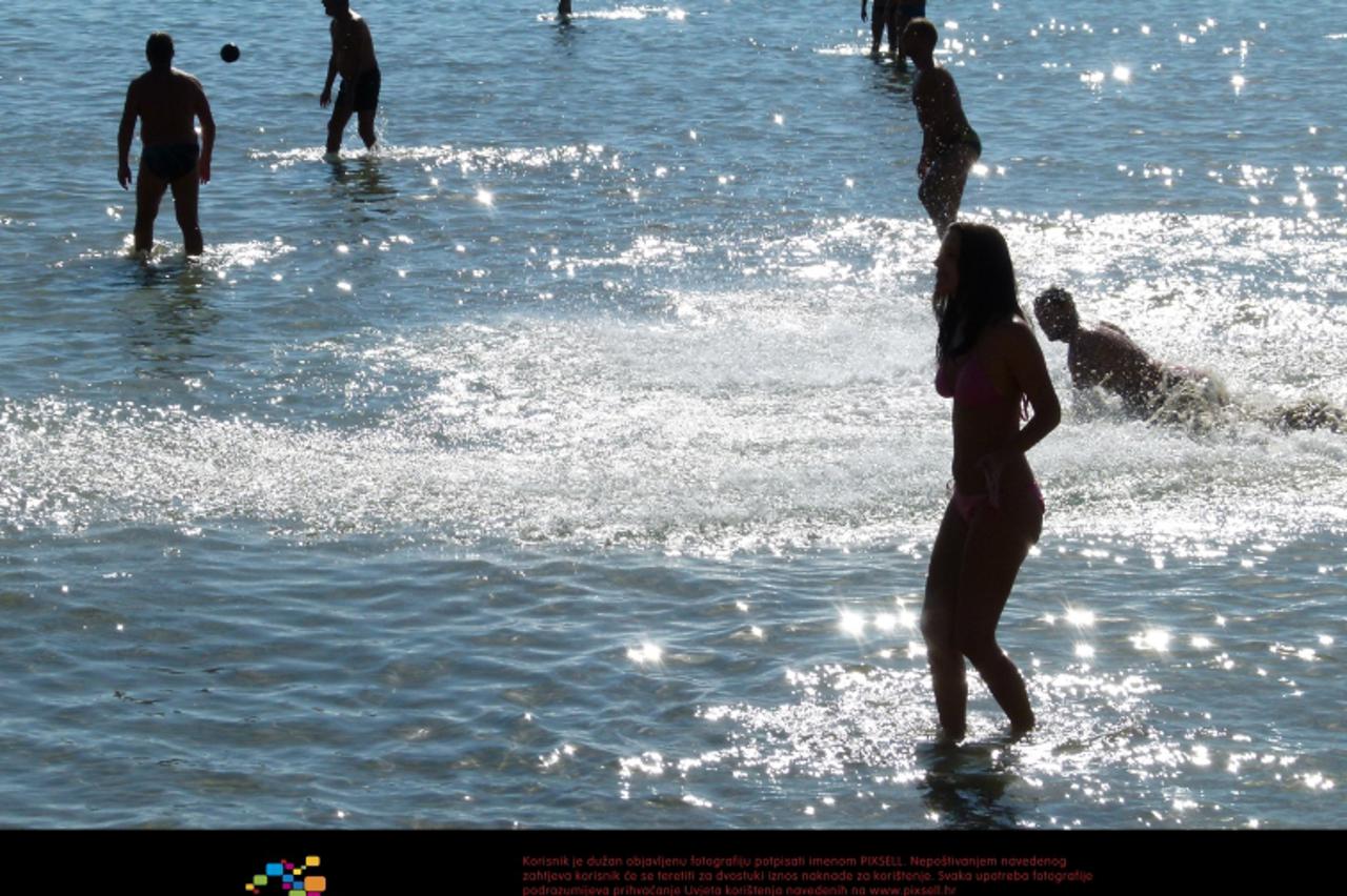 '20.10.2012., Split - Gradjani uzivaju u moru i suncanom danu na Bacvicama.  Photo: Ivana Ivanovic/PIXSELL'