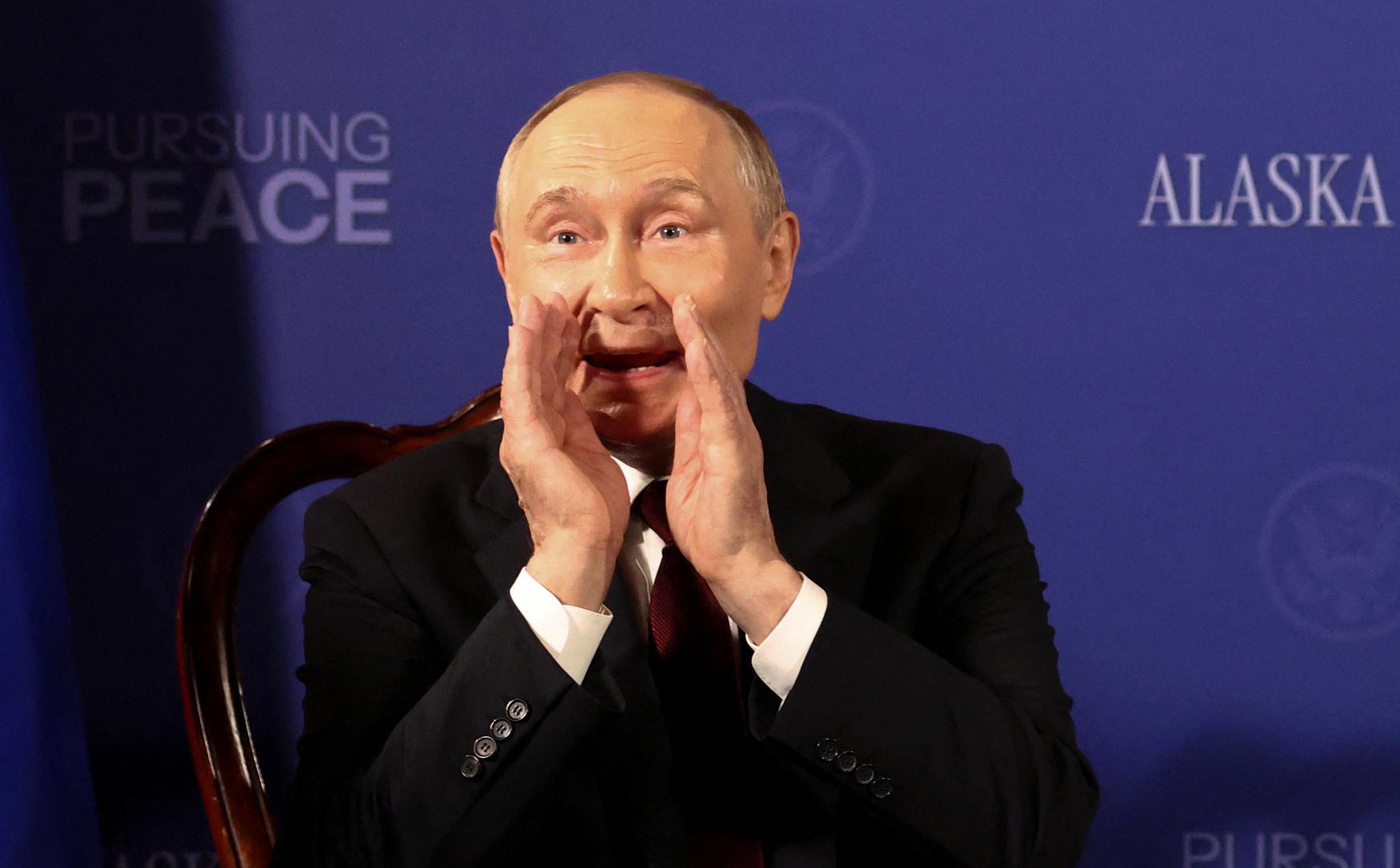 Naime, u jednom trenutku Putin je 'uhvaćen' kako radi grimase, i kao da dobacuje pa čak i dovikuje nekome nešto...
