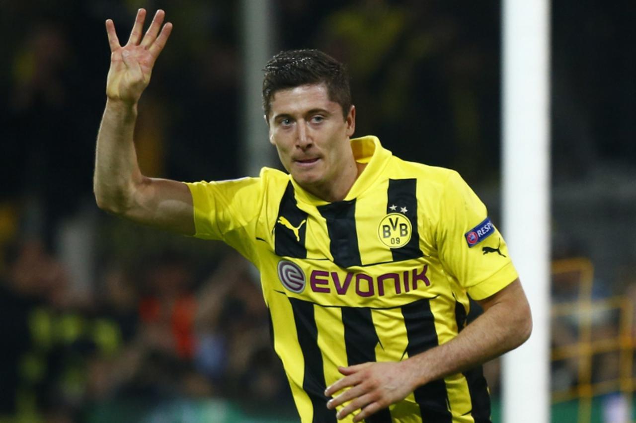 'Borussia Dortmund\'s Robert Lewandowski (C) gestures as he celebrates after scoring a fourth goal against Real Madrid during their Champions League semi-final first leg soccer match at BVB stadium in