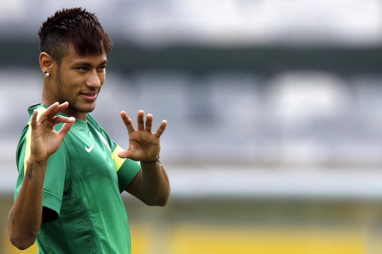'Brazil\'s national soccer team player Neymar stretches during a training session in Belo Horizonte June 25, 2013. Brazil will play against Uruguay in their Confederations Cup semi-final soccer match