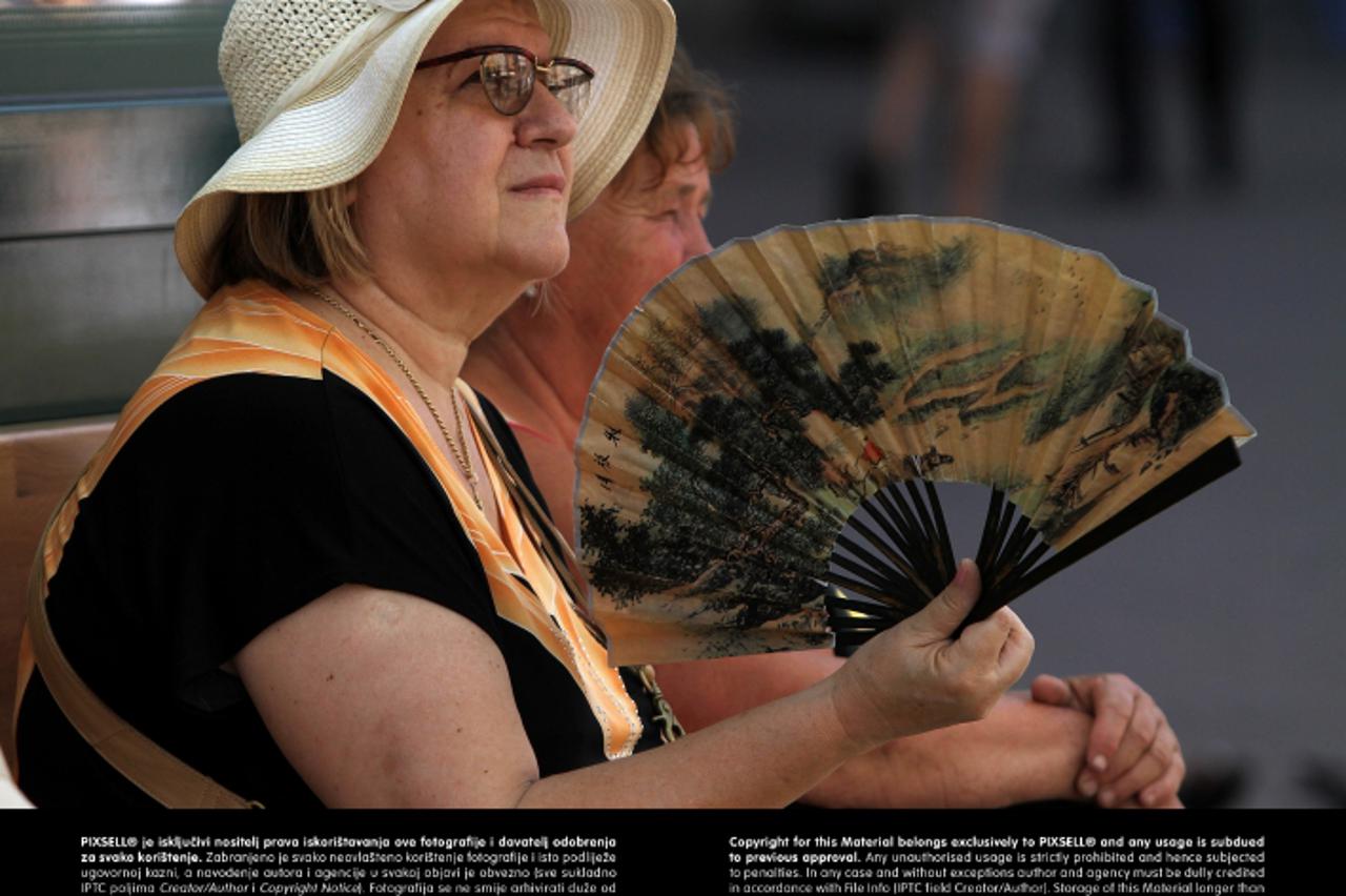 '08.08.2013., Zagreb - Tjedan ljetnih vrucina koji je zapoceo jos za vikend nastavlja se. Zagrepcani i turisti stite se od sunca na razne nacine.  Photo: Anto Magzan/PIXSELL'