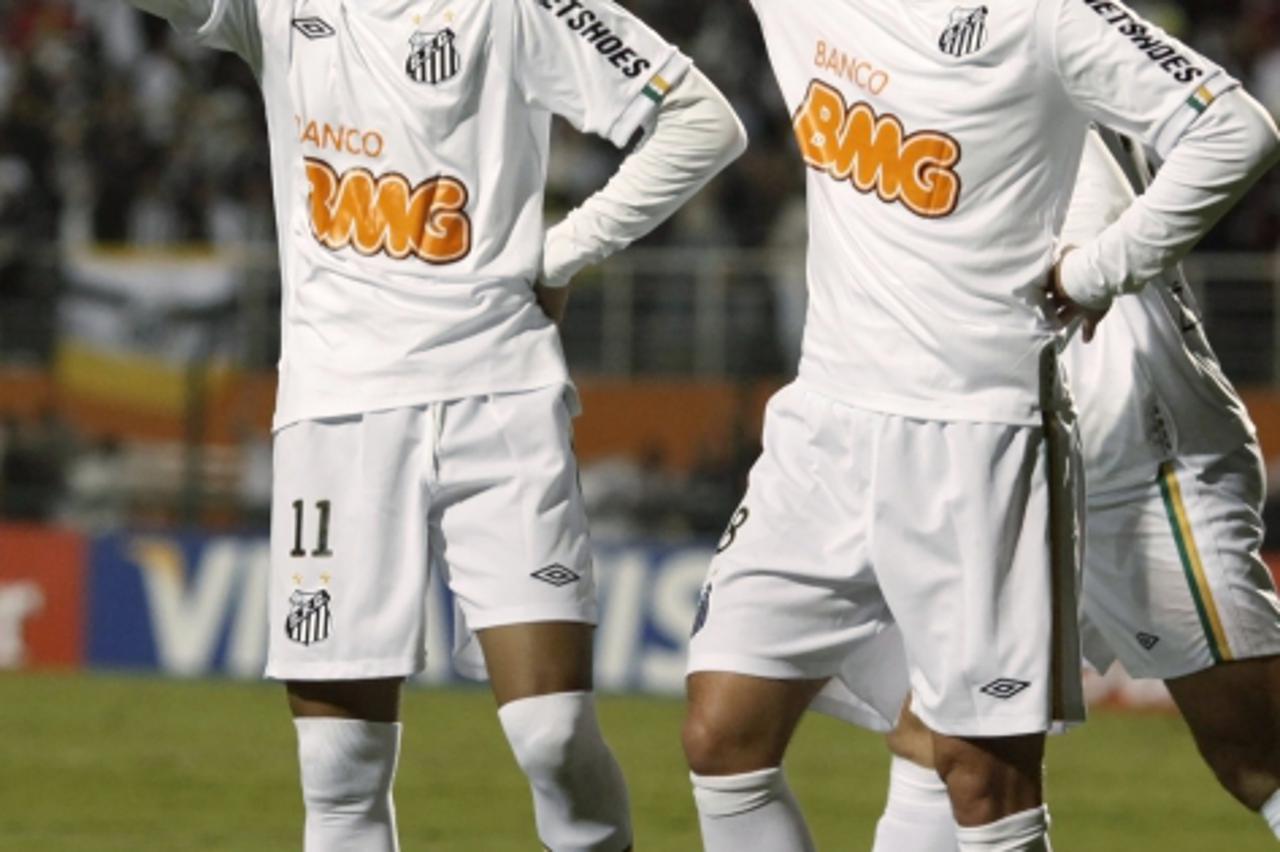 'Neymar (L) of Brazil\'s Santos celebrates his goal against Colombia\'s Once Caldas with his teammate Elano during their Copa Libertadores soccer match at Pacaembu stadium in Sao Paulo May 18, 2011. R