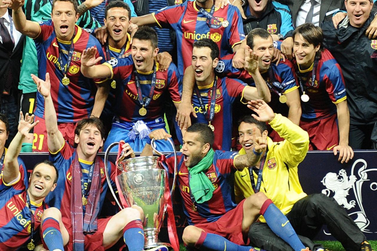 'Barcelona players celebrate after beating Manchester United 3-1 during the UEFA Champions League Final football match at Wembley Stadium in London, on May 28, 2011. AFP PHOTO / CARL DE SOUZA'