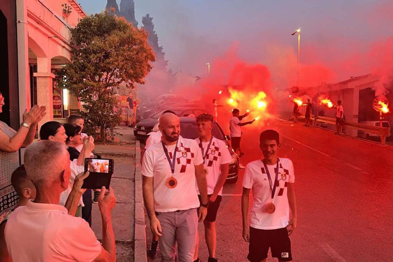 U16 vaterpolisti doček u Neumu