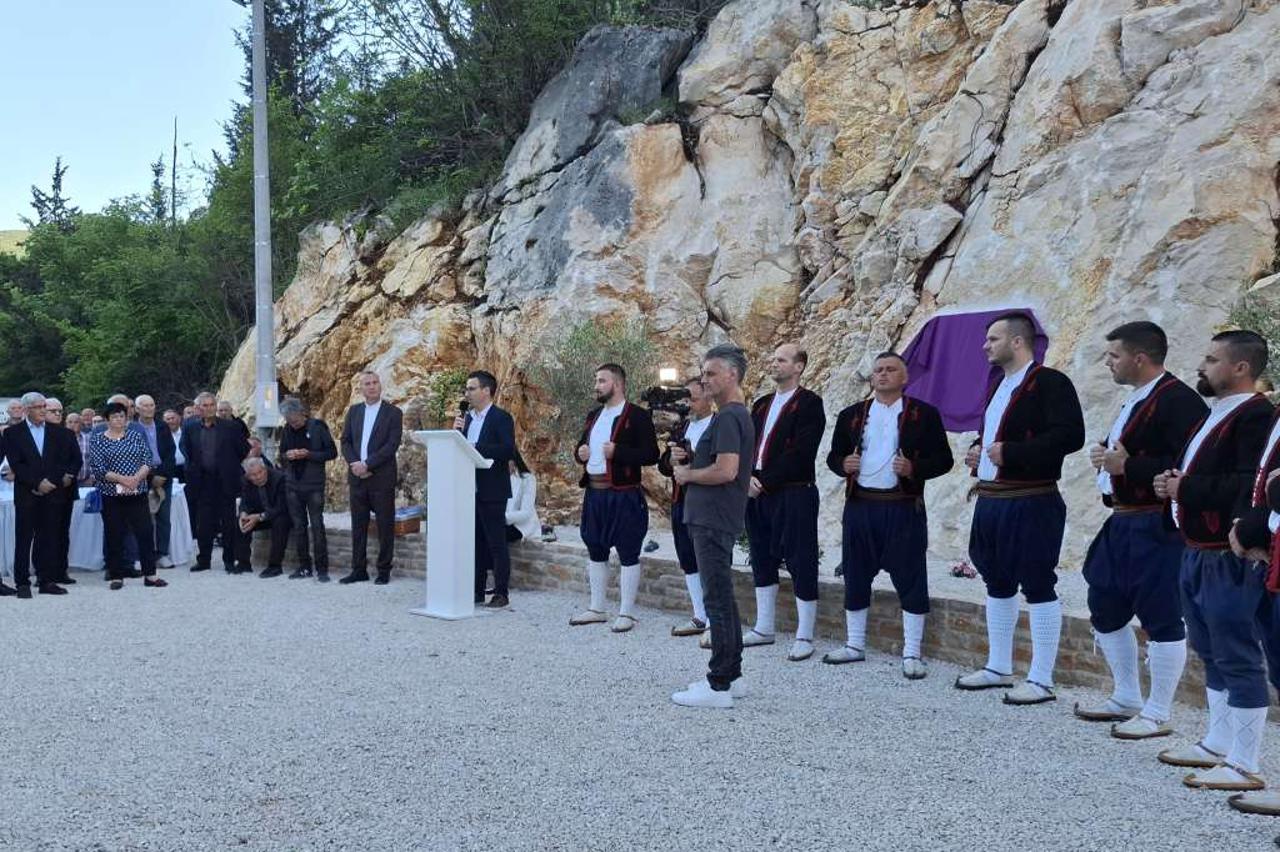 Ploča u spomen na zaustavljanje tenkova -Studenci