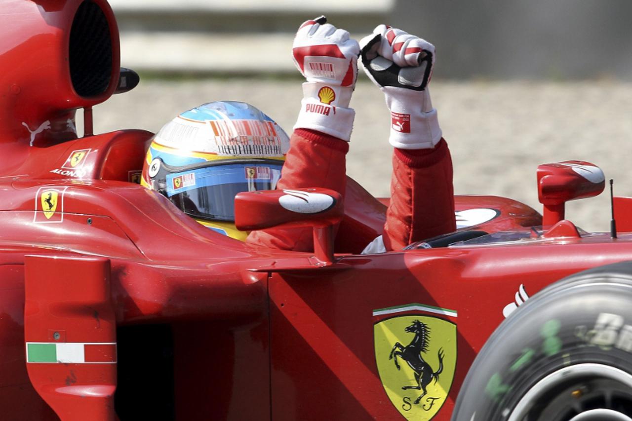 'Ferrari Formula One driver Fernando Alonso of Spain  celebrates after winning the Italian F1 Grand Prix at the Monza circuit September 12, 2010. REUTERS/Alessandro Garofalo (ITALY - Tags: SPORT MOTOR