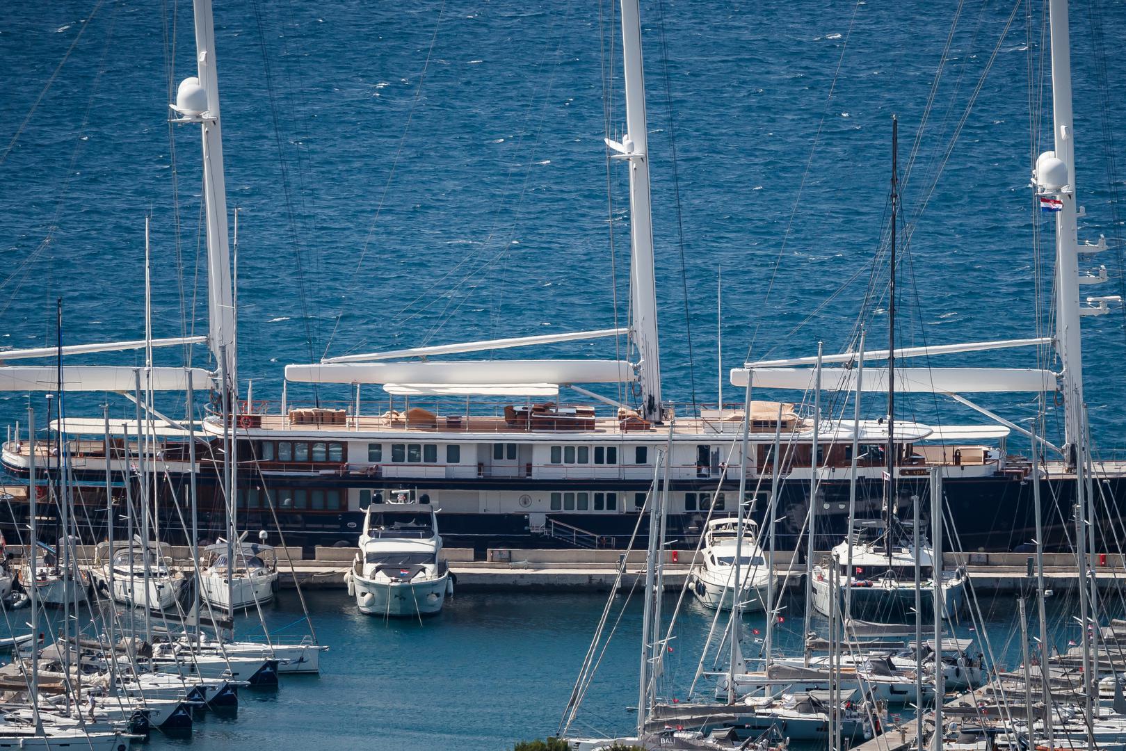 Abeona se ističe modernim dizajnom i snažnim performansama – širine je 12 metara, gaza 4 metra, a pokreću je dva MTU motora koji joj omogućuju maksimalnu brzinu od 18 čvorova.
