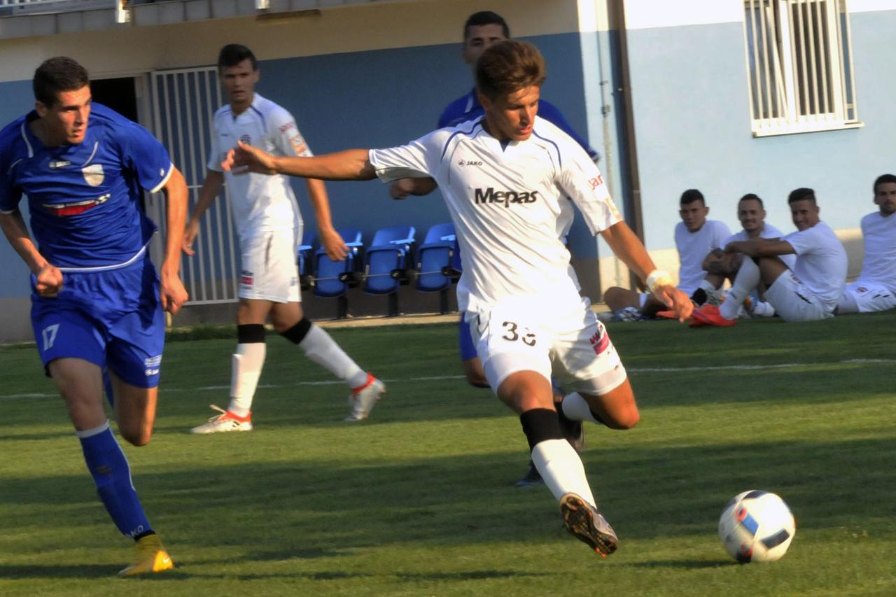 Siroki Brijeg, 13.7.2016. Siroki Brijeg - Capljina 6:1 (1:0) Stipo Markovic ispred Kalfica Snimio: Miljenko Karacic