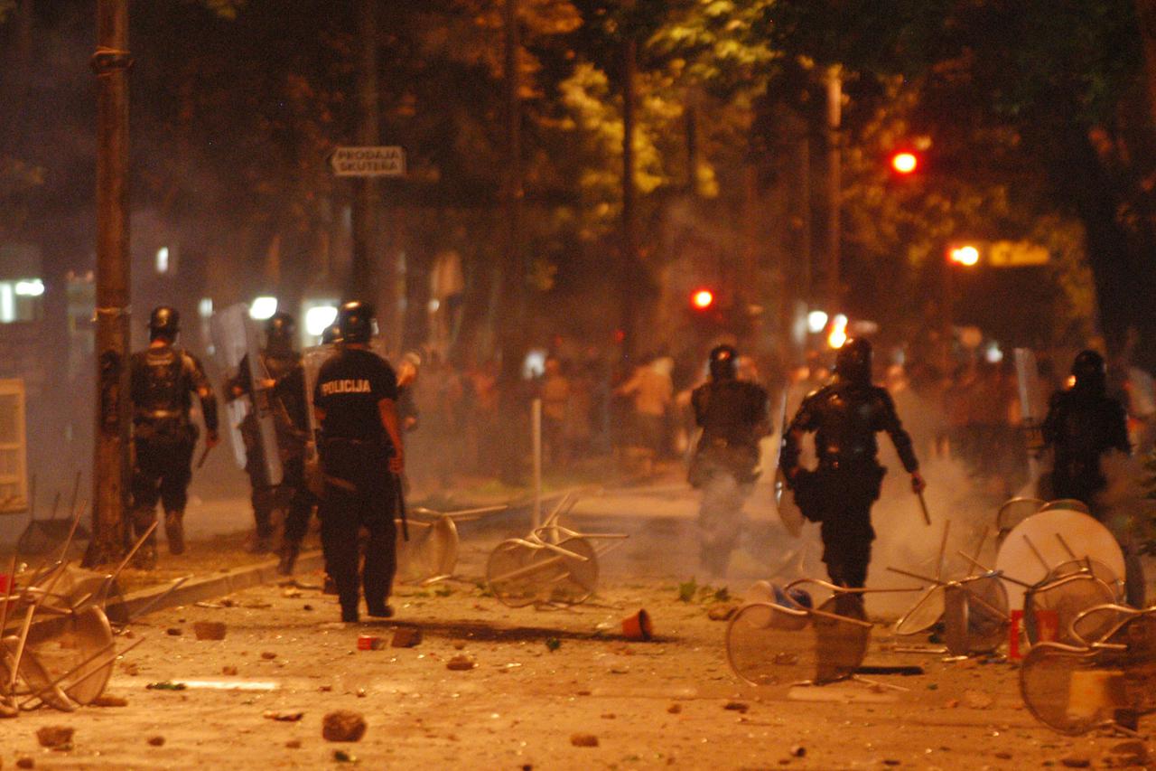 POK BIH...MOSTAR...AVENIJA...STARO VELEZOVO...NEREDI NAKON UTAKMICE HRVATSKA-TURSKA...HRVATSKI NAVIJACI SE SUKOBILI S POLICIJOM...FOTO: BRACO SELIMOVIC 21.06.2008