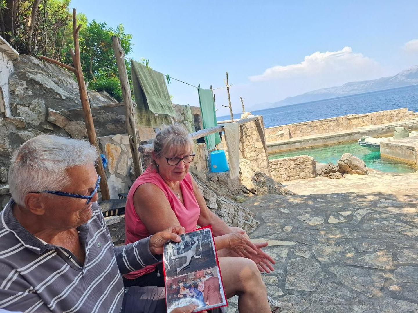 
Kad dozna da mu dolaze gosti, Ante ih dočekuje svojim gumenjakom “Janičko”, dugim pet i pol metara, pogonjenim motorom od 90 konja. Tim čamcem, koji nosi ime njegove kćeri, svake godine dolazi na Mljet iz 580 kilometara udaljene Opatije.
