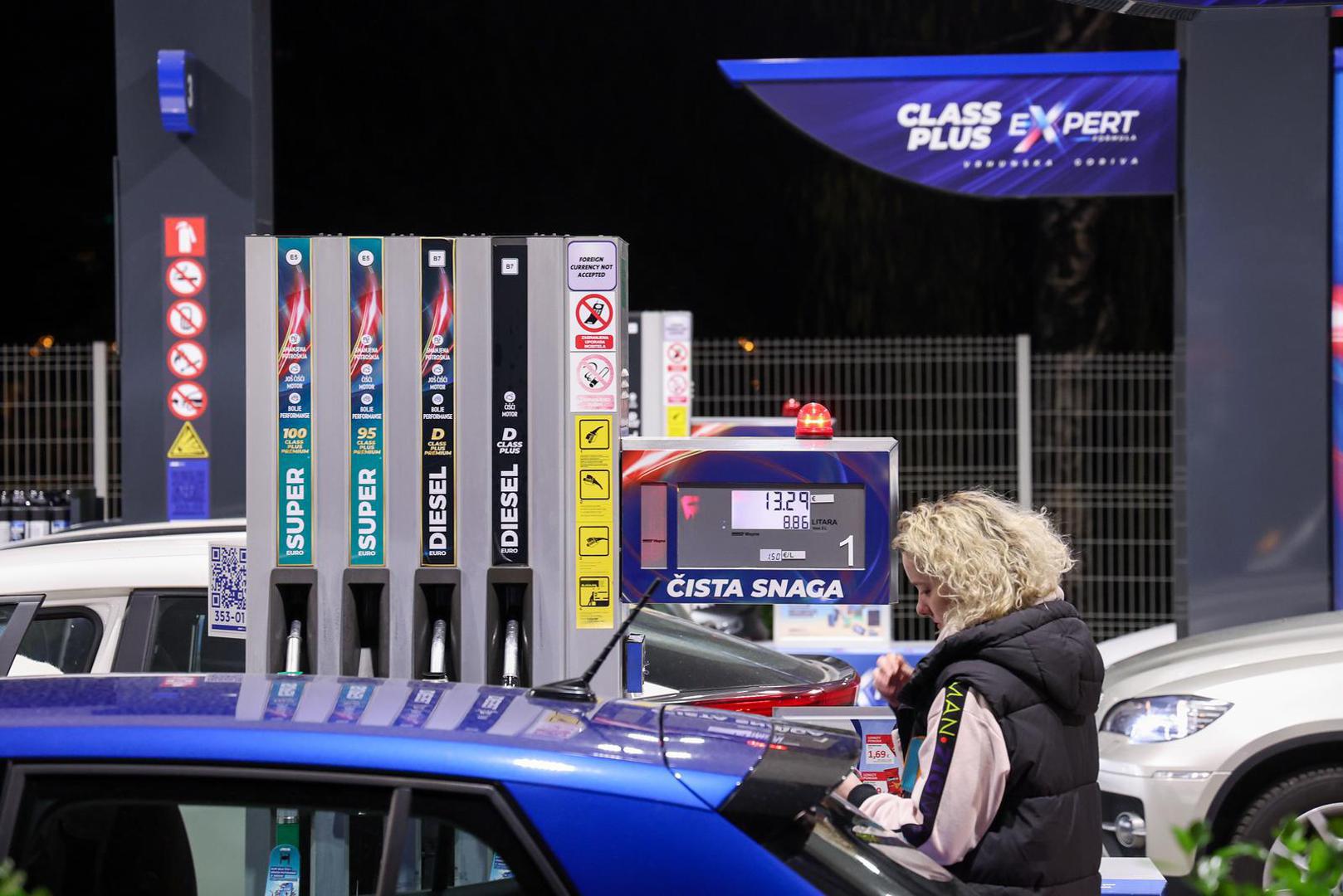 Hrvatske građane od sutra očekuje novo poskupljenje goriva, zbog čega su mnogi već danas pohrlili na benzinske postaje kako bi napunili spremnike prije rasta cijena.
