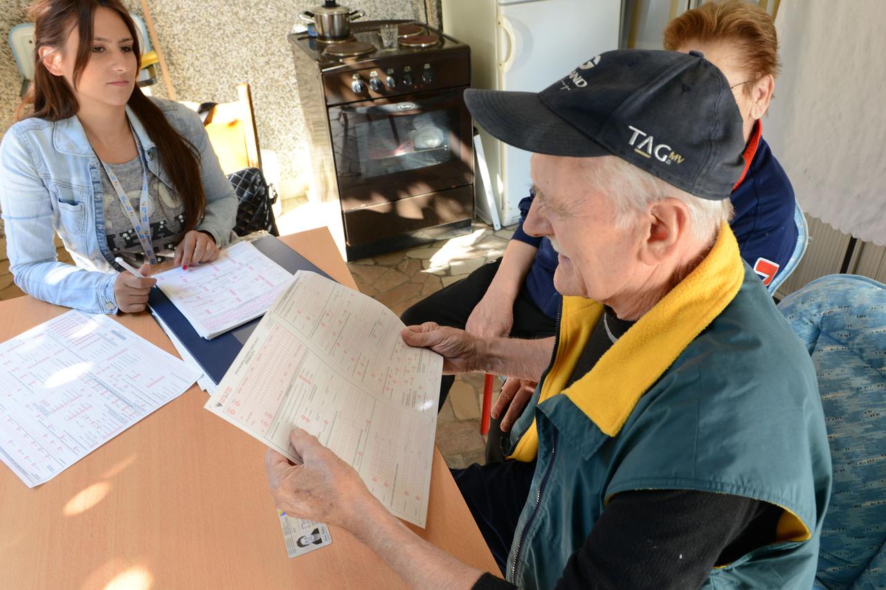 bih...mostar...02.10.2013...popis stanovnistva u bih, popis u mostaru foto: zoran grizelj vecernji list