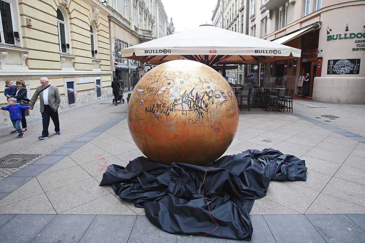 10.04.2016., Zagreb - Crnu ceradu s Kozariceva skulpture Sunce u Bogovicevoj ulici otpuhao vjetar.  Inicijativa Kulturnjaci 2016. organizirala je na obljetnicu proglasenja Nezavisne drzave hrvatske (NDH), prosvjed u sredistu Zagreba, na kojemu su okupljen
