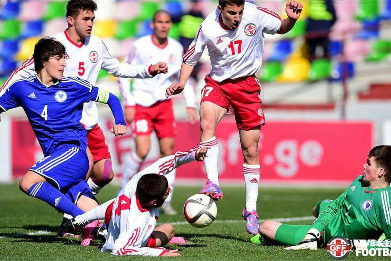 Filip Vasilj ,(zeleni dres)vratar BIH reprezentacije-jedna u nizu njegovih fantastičnih obrana na utakmici kadeta BiH-protiv Gruzije koju su pobjedili 2:1.