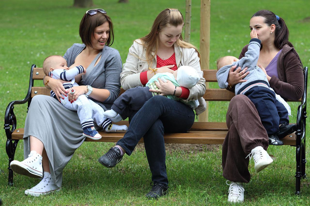 01.06.2013., Zagreb -  Desetak zagrebackih majki uz podrsku svojih supruga jutros su na zagrebackom jezeru Bundek javno dojile svoju djecu i tako pruzile potporu majkama koje doje. Vecina majki zali se na neugodne komentare koje im upucuju kada hrane svoj