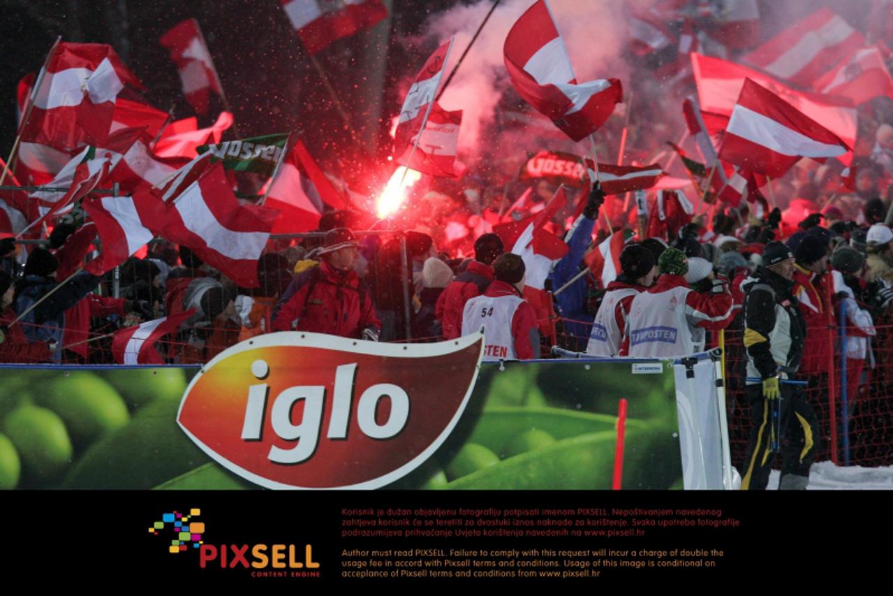 \'26.01.2010, Planai, Schladming, AUT, FIS Worldcup Alpin Ski, The Nightrace, im Bild Fans mit Bengalischen Feuern mit Fahnen,  Foto: nph ( nordphoto ) D. Scharinger *** Local Caption *** Fotos sind o