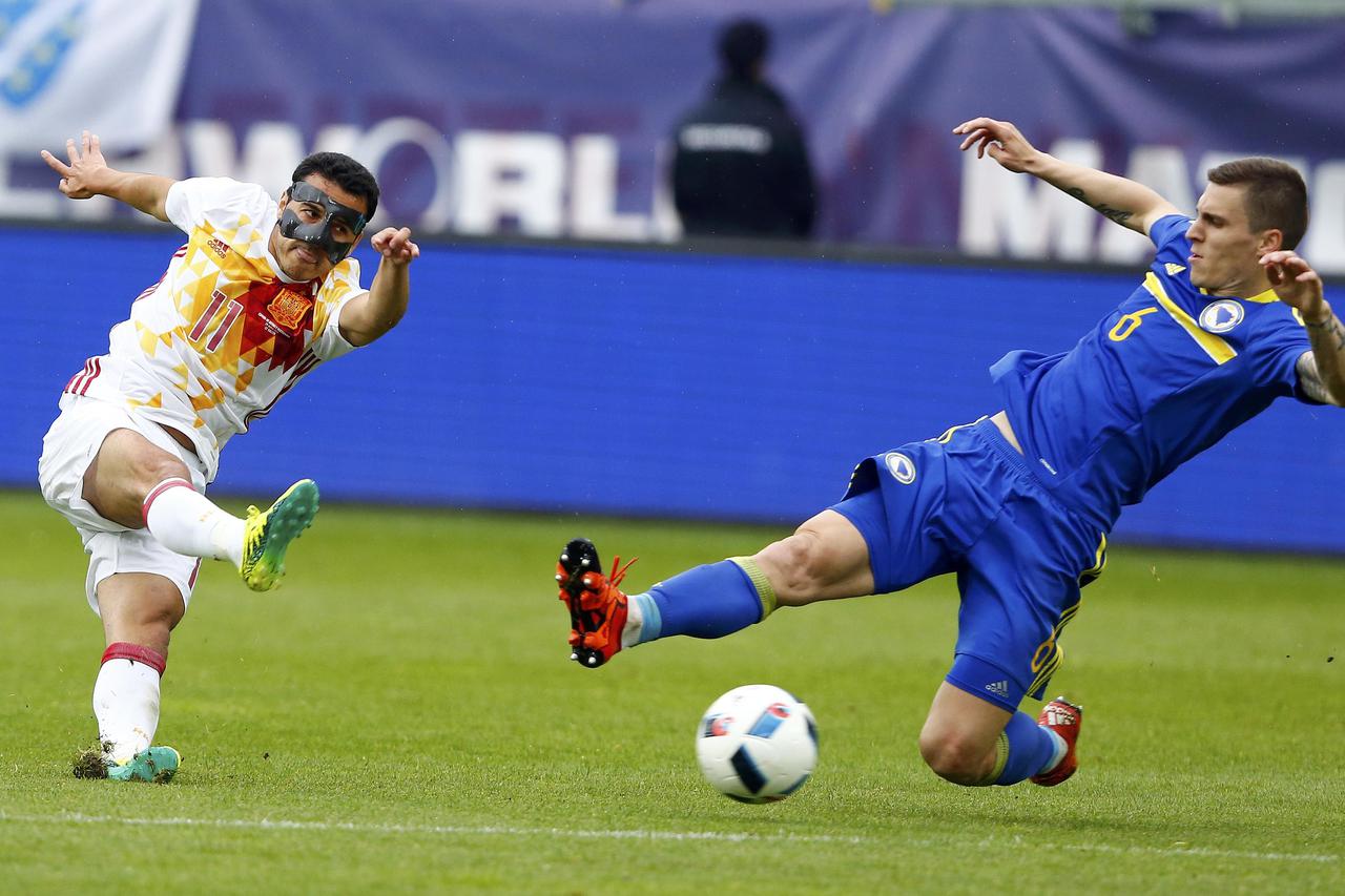 Football Soccer - Spain v Bosnia and Herzegovina - International Friendly - St. Gallen, Switzerland - 29/05/16. Spain's Pedro Rodriguez and Bosnia and Herzegovina's Ognjen Vranjes in action REUTERS/Arnd Wiegmann