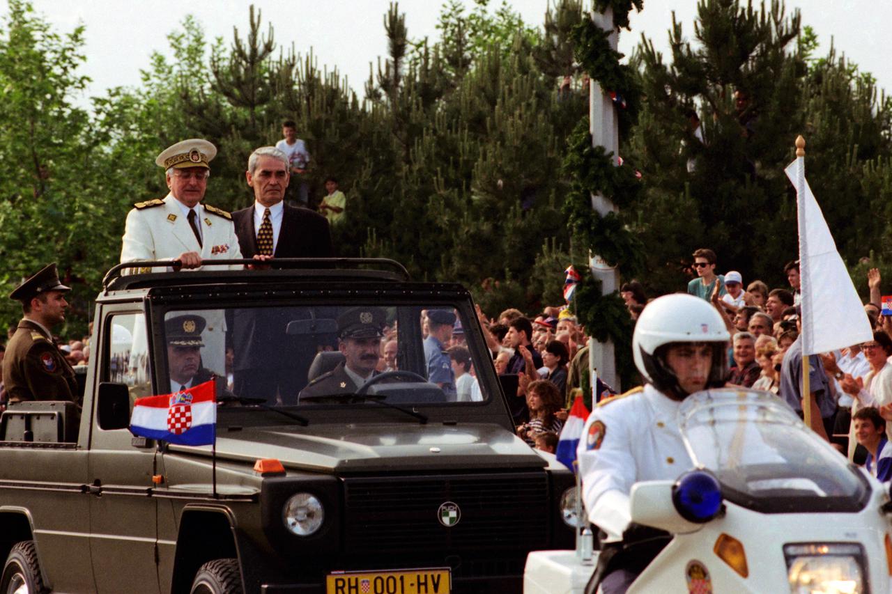 Predsjednik Tuđman i ministar Šušak mimohod 1995. godine