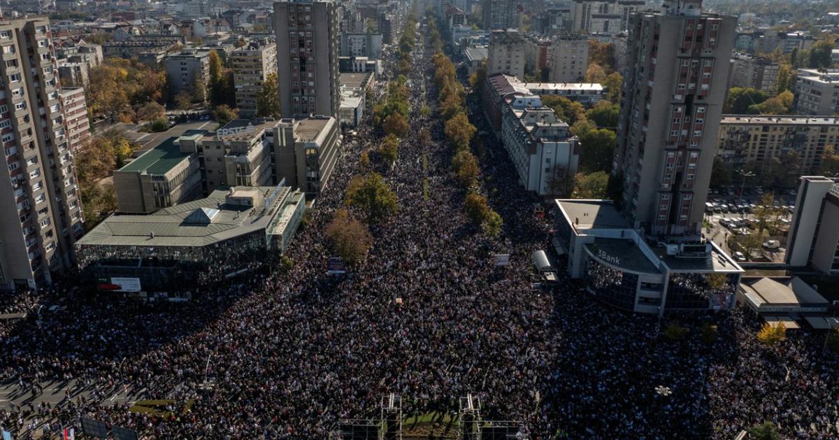 Obljetnica pogibije 16 ljudi: Deseci tisuća ljudi šutjeli 16 minuta, poslane poruke srbijanskim vlastima