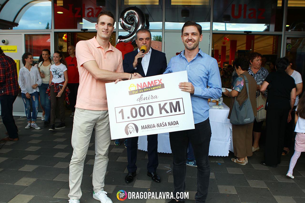 [NAMEX SLAVI 9. ROĐENDAN] Najvećegi hercegovački lanac trgovina NAMEX proslavio je 9. rođendan poslovnice na Trnu u Širokom Brijegu. Nekoliko stotina posjetitelja uživalo je u kupovini, a maleni su uživali uz raznorazne igre i maskote. Voditelj programa: 
