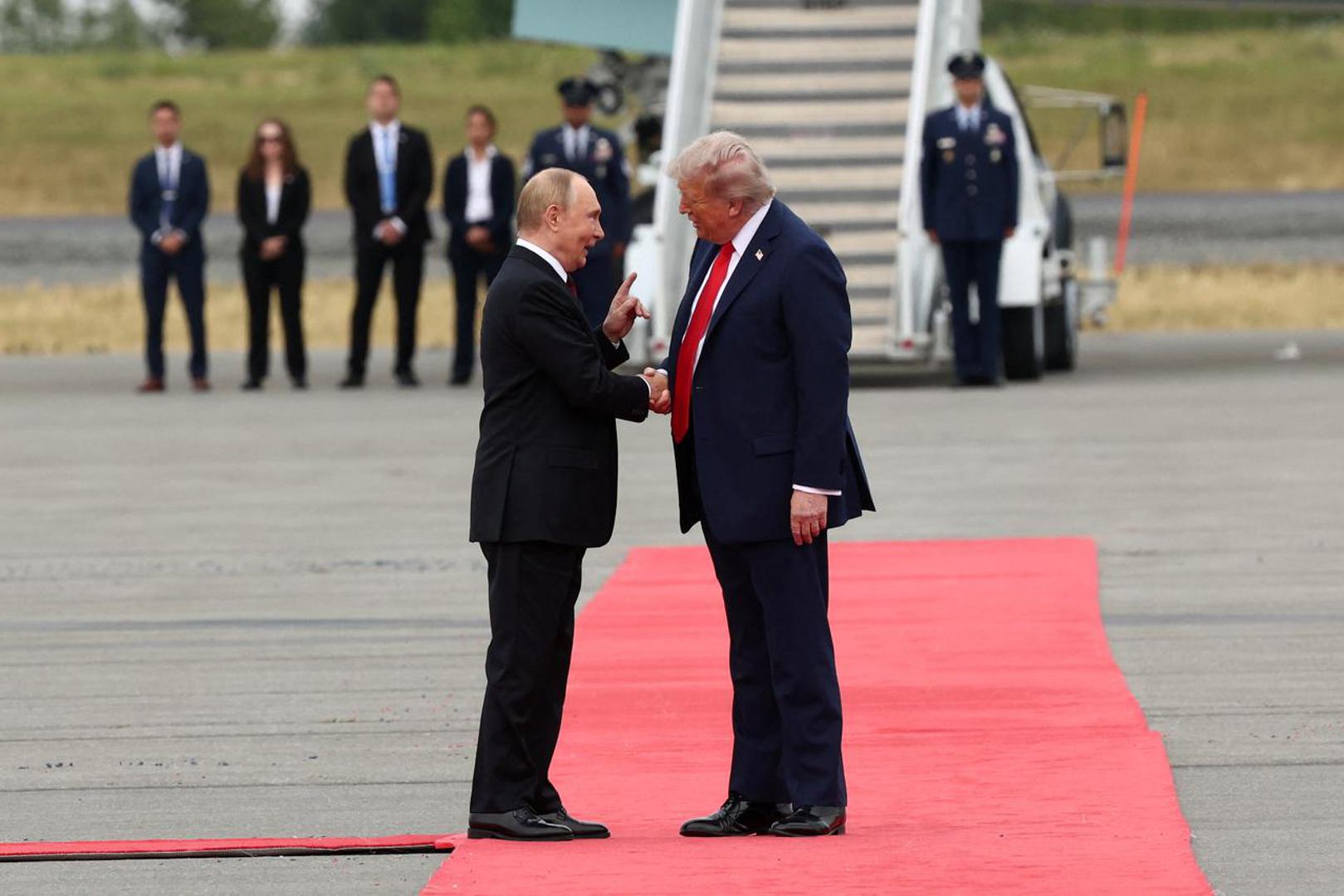 Nakon što su zrakoplovi zatvorenih vrata stajali neko vrijeme na pisti, Trump je prvi izašao iz Air Force Onea, ali vrlo brzo nakon toga i Putin iz aviona ruske vlade. Tijekom puta avionom Air Force One Trump je kazao da "neće biti sretan" ako se na samitu ne dogovori prekid vatre u Ukrajini.
