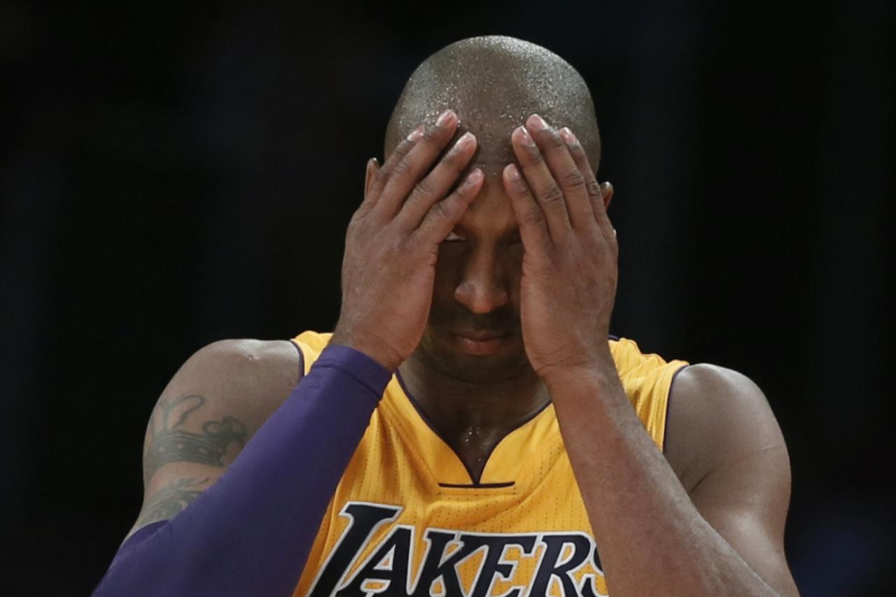 'Los Angeles Lakers' Kobe Bryant reacts during their loss to the San Antonio Spurs during their NBA basketball game in Los Angeles November 13, 2012. REUTERS/Lucy Nicholson (UNITED STATES - Tags: SPO