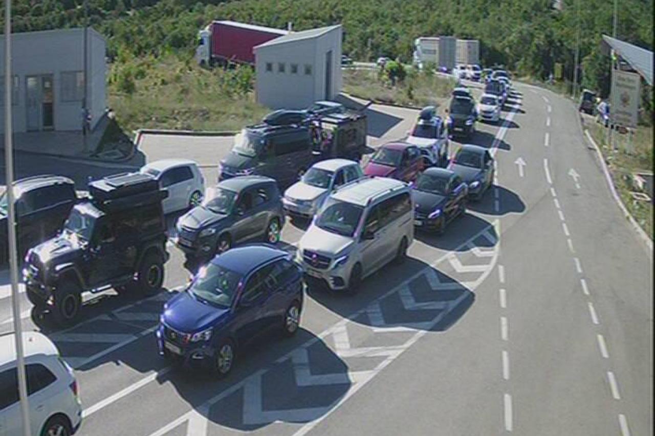 FOTO Duge kolone na grančnim prijelazima: Pogledajte kakvo je stanje i gdje se najduže čeka FOTO Duge kolone na grančnim prijelazima: Pogledajte kakvo je stanje i gdje se najduže čeka