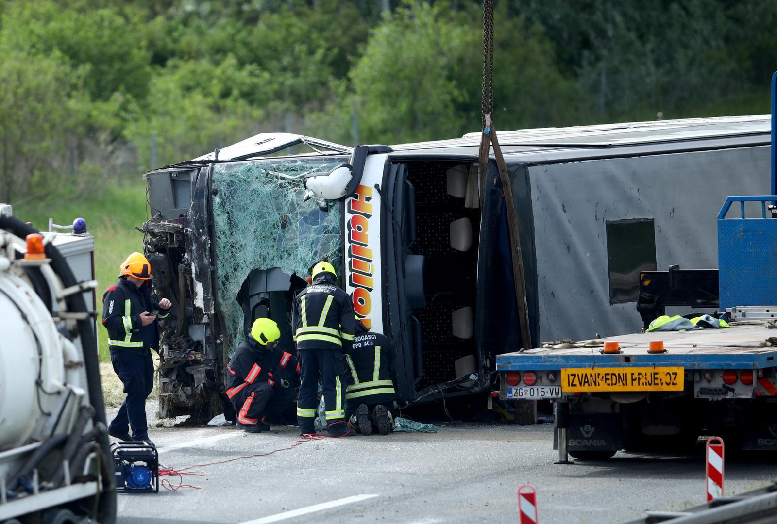 U nesreći je došlo do prevrtanja autobusa nakon što je naletio na automobil koji je bio zaustavljen na cesti.
