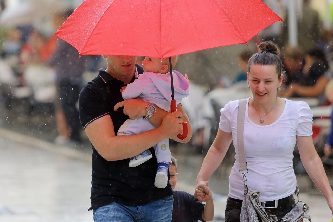 17.09.2013., Zadar - Tijekom jutra izmijenjivali su se kisa i sunce, ali grad je unatoc tome bio pun ljudi. Photo: Filip Brala/PIXSELL