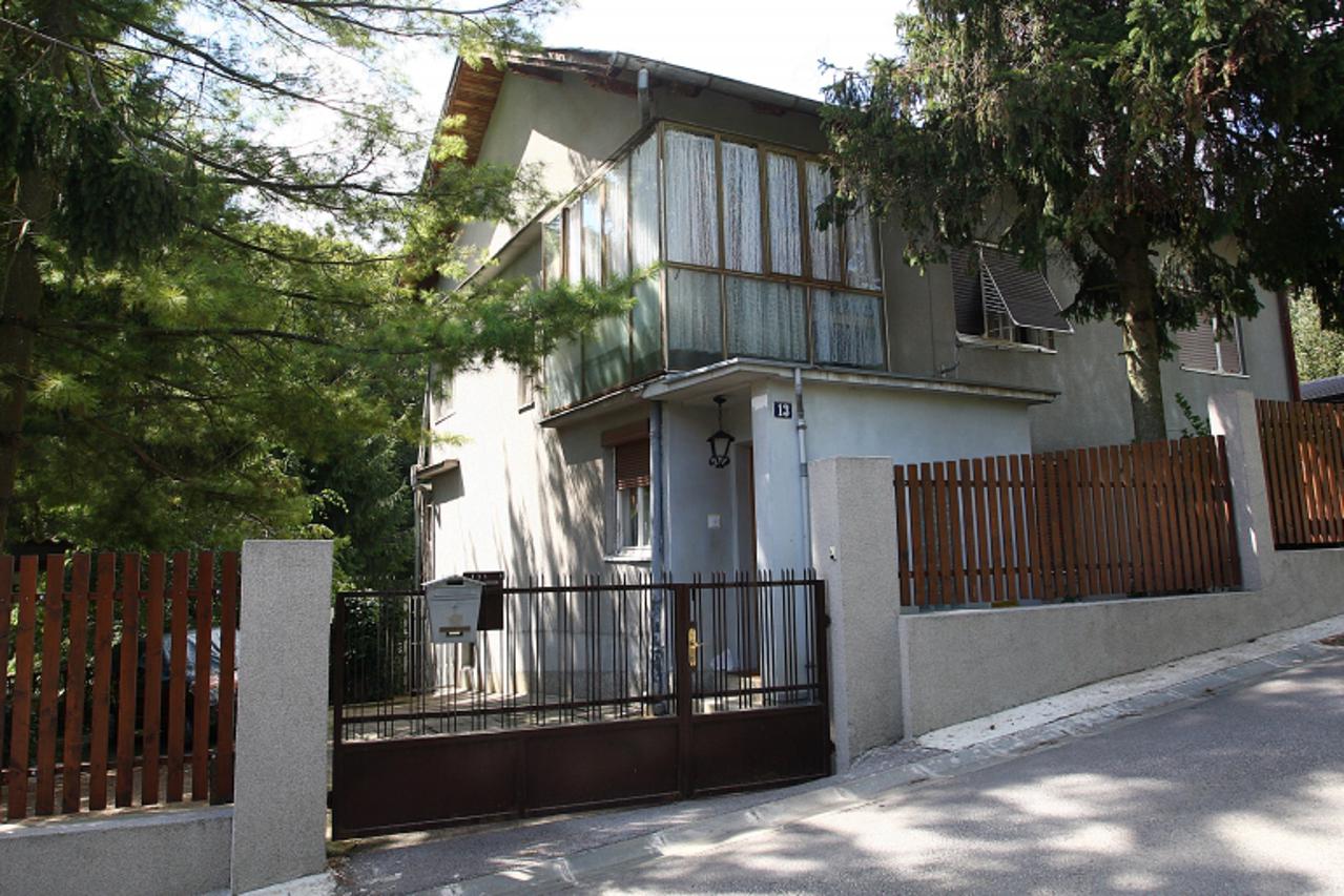 '29.08.2010., Zagreb - U sumi iza kuce u ulici Gorice 13 objesio se Jure Gotovac. Photo: Igor Kralj/PIXSELL'