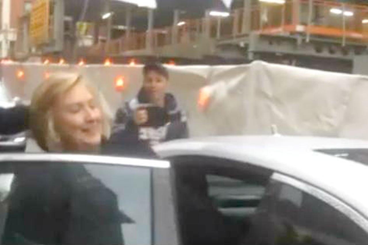 Hillary Clinton ulazi u svoj srebrni Mercedes
