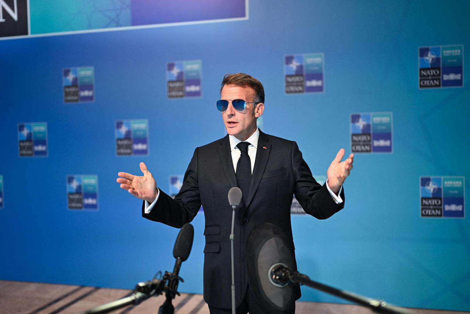 Macron je u tursku prijestolnicu stigao u utorak na 36. summit čelnika NATO-a, a u zračnoj luci Esenboga dočekali su ga turski ministar rada i socijalne sigurnosti Vedat Isikhan te drugi dužnosnici.
