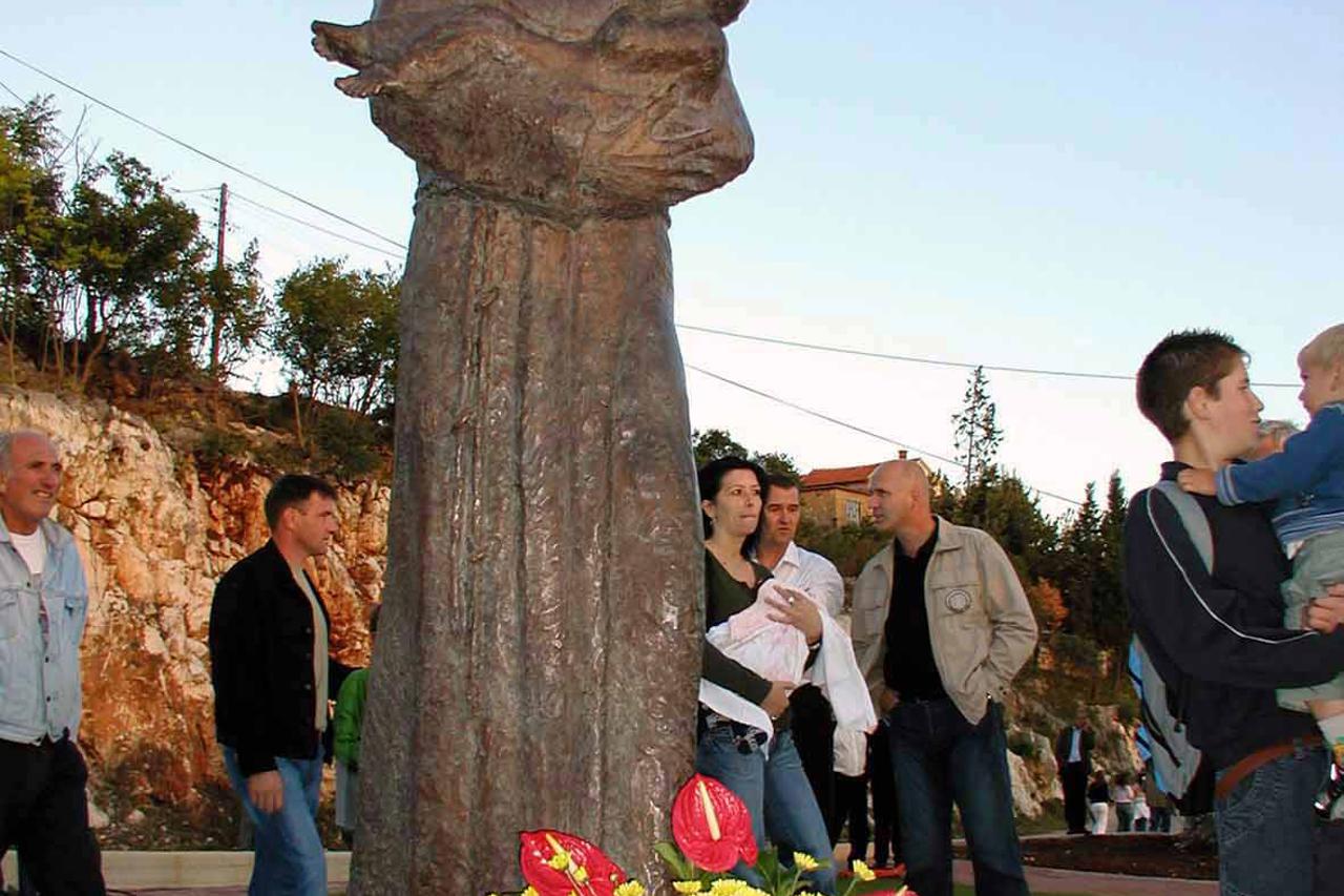 bih - 01. 10. 2010. - CITLUK, BiH Didakovi dani Spomenik fra Didaku Bunticu pokraj zupne crkve u Gradnicima Photo: Mile Pavlovic/Vecernji list